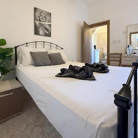 Public Square View House Near Citadella Apartment