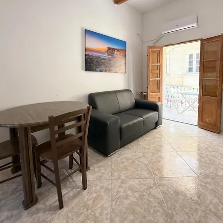Apartment Public Square View House Near Citadella Victoria