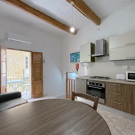 Apartment Public Square View House Near Citadella Victoria