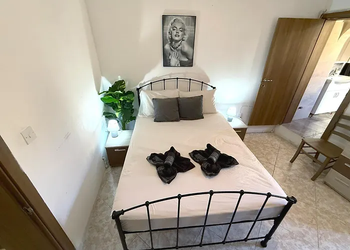 Public Square View House Near Citadella * Victoria