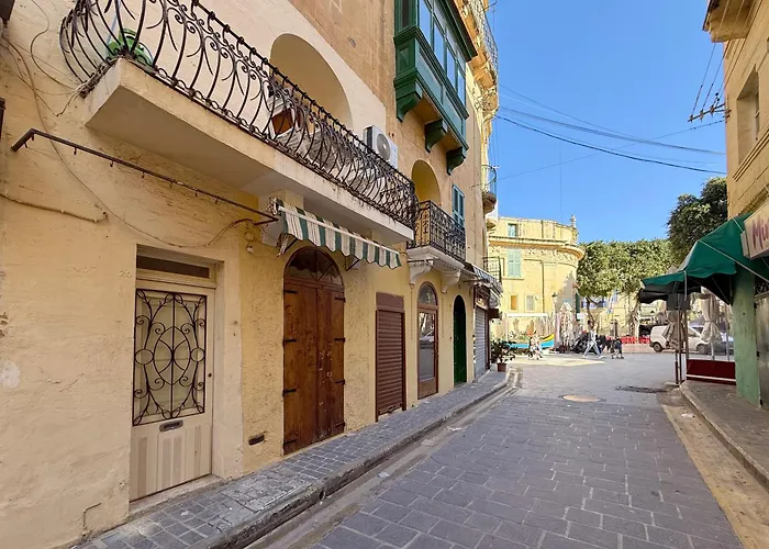 Public Square View House Near Citadella * Victoria